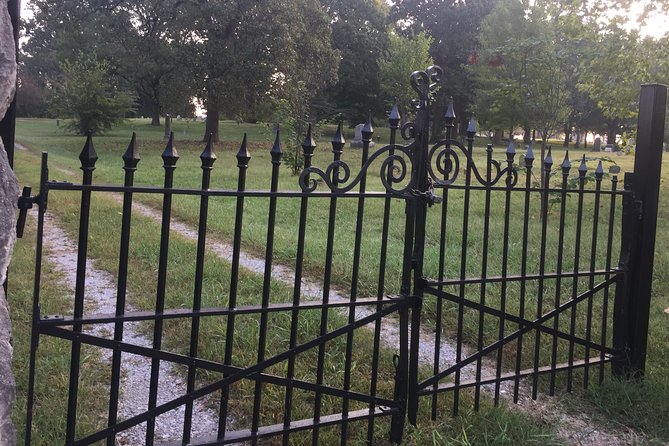 1.5-Hour Cemetery Ghost Hunt in Chattanooga - Recounting Local Ghost Stories