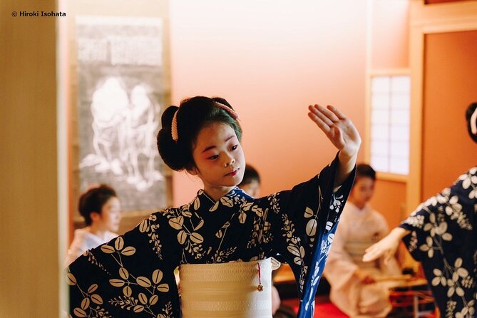 A Traditional Tatami Room Dance by Sumiyoshi Shachu Kagoshima - Taking in the Cultural Exchange