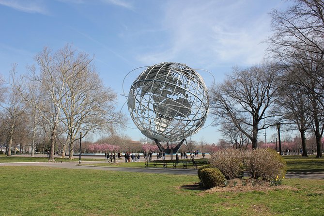 Brooklyn, Queens, and the Bronx Contrasts Tour in Spanish - Discovering Williamsburgs Contrasts