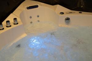 Capsule Secret - Jacuzzi - Netflix & Home Cinema - Couple Games - Pole Dance Bar - Guest Policies and Requirements
