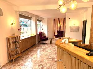Contact Hotel Foch - Guest Services Offered