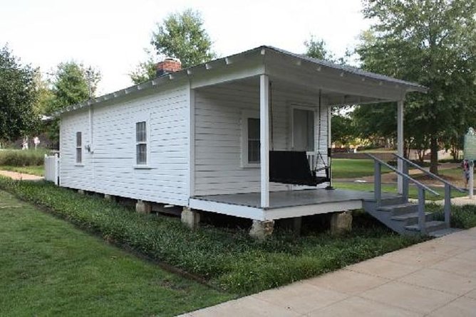 Elvis Presleys Childhood Home Sightseeing Daytrip From Memphis - Exploring the Elvis Presley Museum