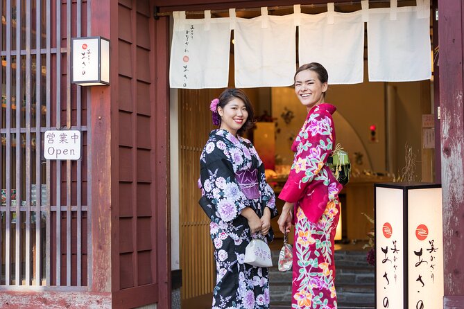 Gold Leaf Crafting in Higashi Chayagai, Kanazawa - A Hands-On Experience With Gold Leaf