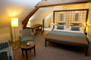 Hotel De La Paix, Beaune - Dining Options and Breakfast