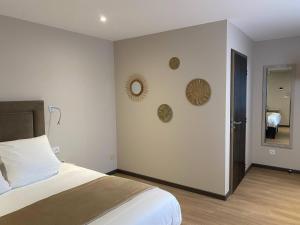 Hotel Du Commerce - Restaurant at the Knife - Check-in and Check-out Policies