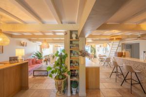 Hotel Le Pré Saint Michel - Dining Options and Breakfast Highlights