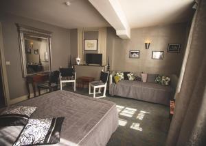 Hotel of the Banner of France - Room Features