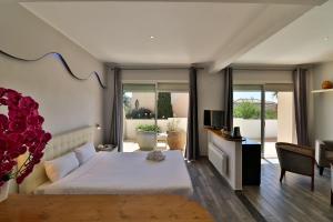 Hotel Restaurant by the Sea - Guest Amenities and Services