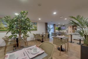 Hotel The Originals Bernay Acropole - Dining Options at La Fontaine