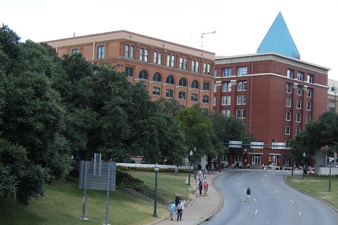 JFK Assassination Tour With JFK Museum and Oswalds Rooming House - Insightful Commentary From Knowledgeable Guides