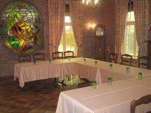 Logis - Hostellerie Saint-Louis & Restaurant Pauze - Location and Accessibility