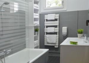 Logis Hotel Le Prieure - Location and Accessibility