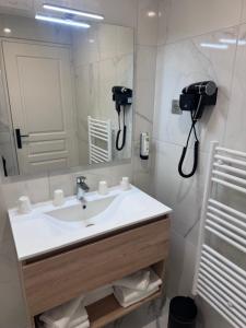 Logis Le Clos Deauville Saint Gatien - Amenities and Services