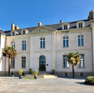Particular Hotel CHÂTEAU DES MARAIS Proximity and View of the Grand Lieu Lake - Guest Experiences and Reviews