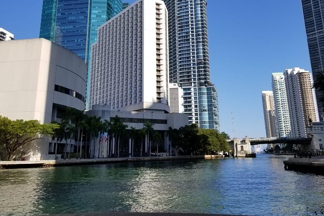 24 Ft Miami Bay: Private Boat, Gas Included , 8 People, Captained - Planning Your Ideal Boat Rental