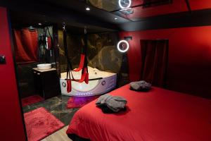 Capsule Secret - Jacuzzi - Netflix & Home Cinema - Couple Games - Pole Dance Bar - Ideal for Couples