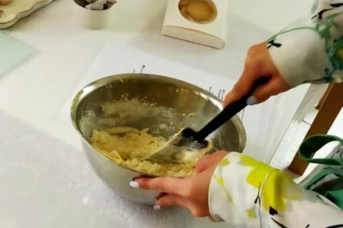 Cooking Experience to Squeeze "Sakura" With Icing Cream in Nerima - Decorating the Sakura