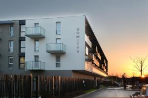 Domitys - THE WHITE HERMINE - Location and Accessibility