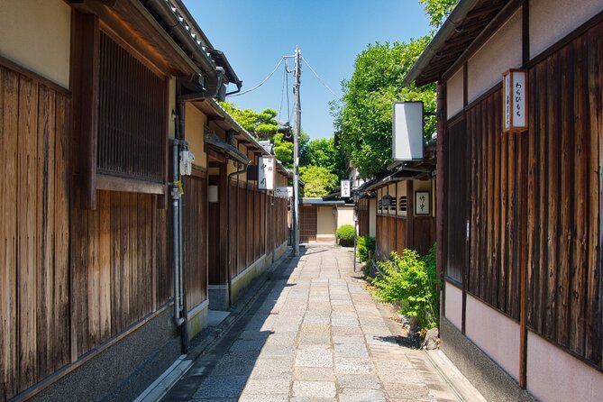 Gateway to Kyoto Walking Tour for First Time Visitors - Discovering the Iconic Yasaka Shrine