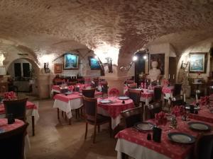 Hostellerie Saint Martin - Logis Hotel and Restaurant - Room Features and Amenities