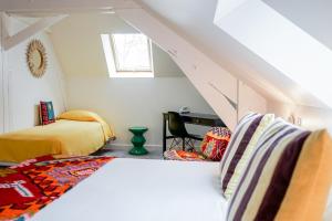 Hotel Le Collonges Connected TV Wifi Netflix - Enhancing Your Stay With Modern Amenities