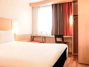 Ibis Lille Centre Gares - Parking and Transportation