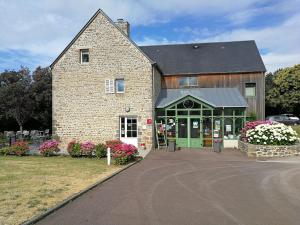 Logis Auberge De Carolles - Location and Accessibility