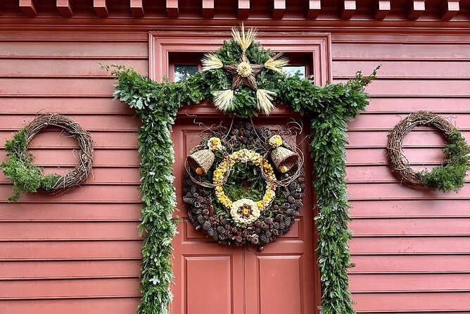 Private Colonial Williamsburg Christmas Holiday Decorations Walking Tour - Interactive Tour Experience