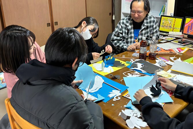 Professional Paper Cutting Art Experience in Okayama Prefecture - Preparing for the Experience