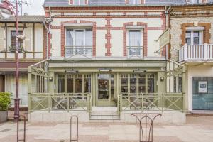 The Cabins - Dining Options