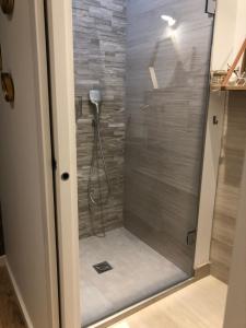 Victorias House - Booking and Discounts