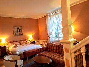 Château De La Râpée Hotel Restaurant - Booking and Contact Information