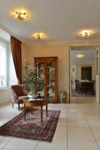 Hotel Castel Jeanson - Nearby Attractions and Activities
