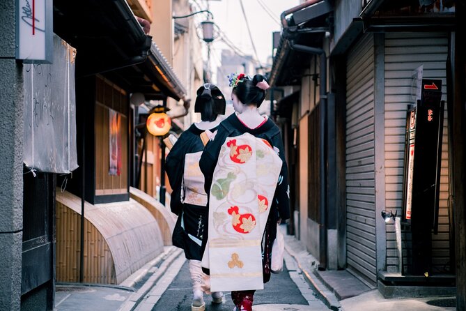 Kyoto Night Walking Tour With a Licensed Local Guide - Taking in the Tranquility of Ninenzaka and Sannen-zaka