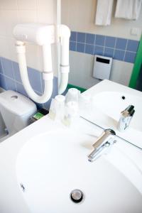 Logis Hôtel Du Commerce - Dining Experience at the Hotel