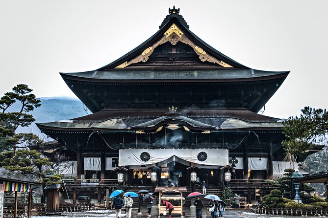 Nagano Snow Monkeys, Zenko-ji & Obuse Private 1-Day Tour - Visiting the Iconic Zenko-ji Temple