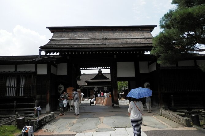 Takayama and Shirakawago Private Guided Tour Using Minivan - Tour Highlights and Inclusions