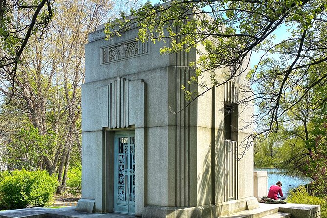 The Deep Pockets Of Graceland Cemetery Walking Tour - Tips for Making the Most of Your Tour