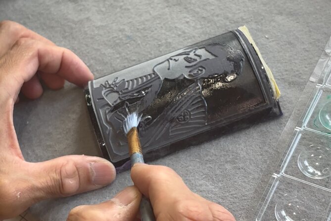 Ukiyoe Art on Glass Labels for Japanese Sake - The Artistic Process: Carving Ukiyoe on Glass
