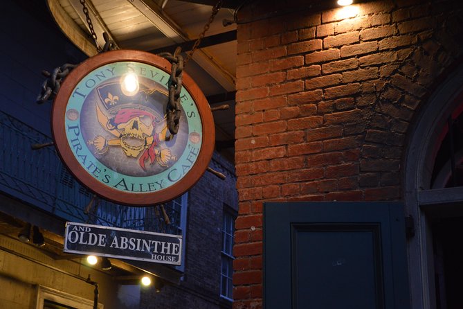 Haunted Pub Crawl in New Orleans - Enjoying Drinks and the Atmosphere of the French Quarter