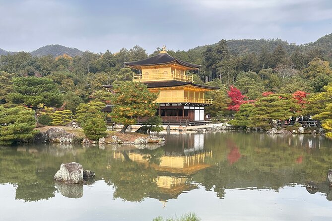 Kyoto Tour in Spanish: Fushimi Inari Bamboo Forest and Kinkakuji - Admiring Kinkakuji Temple