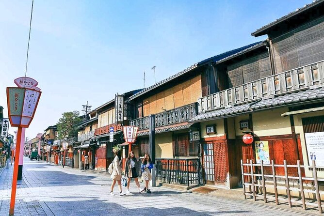 Day Trip to Arashiyama Nara Yasaka Shrine Hanamikoji From Osaka - Discovering Yasaka Shrine and Hanamikoji