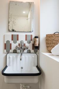 Villa Robs - Fully Equipped Apartments, Smart TV, High-Speed Internet, Ideal Location - Short Stays & Business - The Sum Up