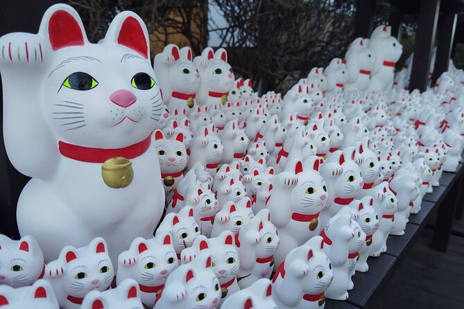 Gotokuji Temple Walking Tour With Numerous Cat Statues - Good To Know