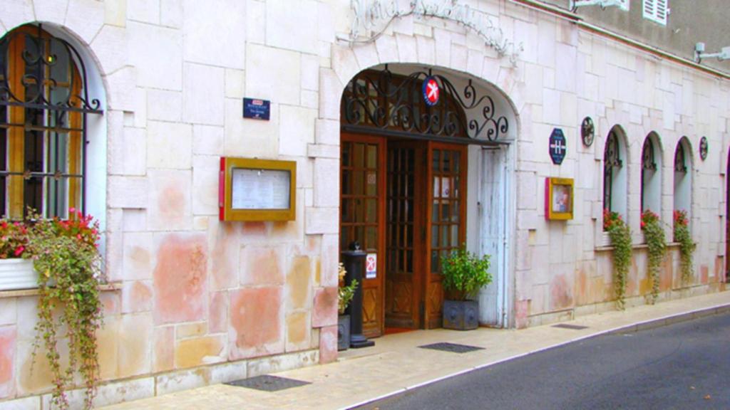 Hostel of the Three Pigeons, Paray-le-Monial - Historical Charm and Location
