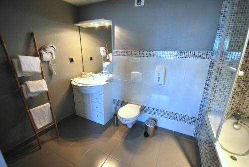 Hotel De Loire and Restaurant Les Bateliers - Good To Know