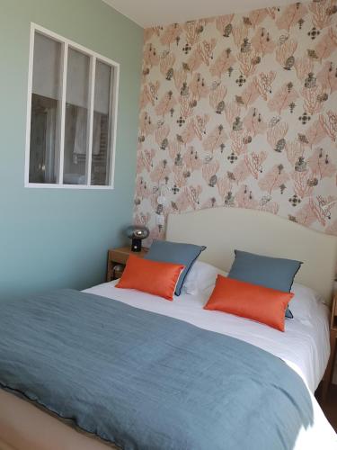 The Songs of Wings - Hotel Facing the Sea - Good To Know