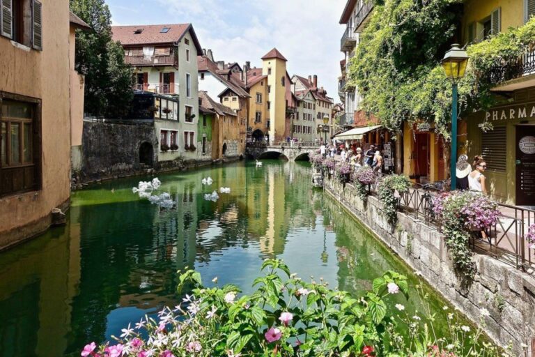 Annecy: Private Guided Tour – Discover Venice of the Alps