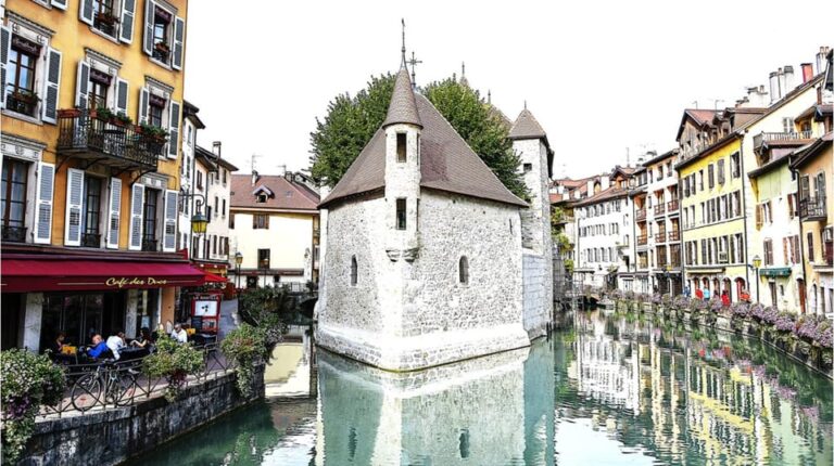 Annecy: Private Guided Tour With a Native Resident