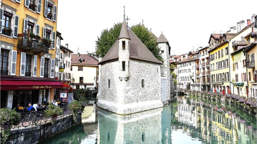Annecy: Private Guided Tour With a Native Resident - Tour Overview